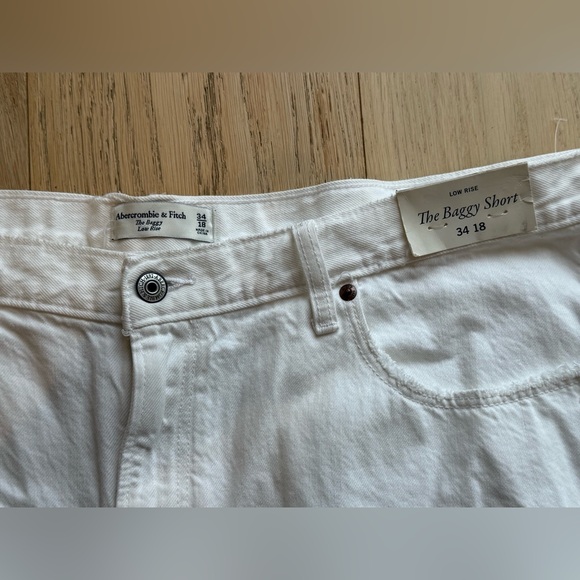 Abercrombie & Fitch Baggy Shorts BNWT White Distressed Denim Low Rise Size 34 - Picture 4 of 4